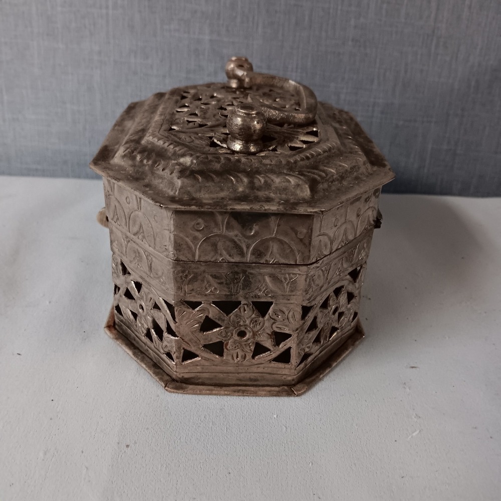 Vintage Brass Filigree Jewelry Trinket Box Hinged Lidded Floral Keepsake Chest - Picture 5 of 10